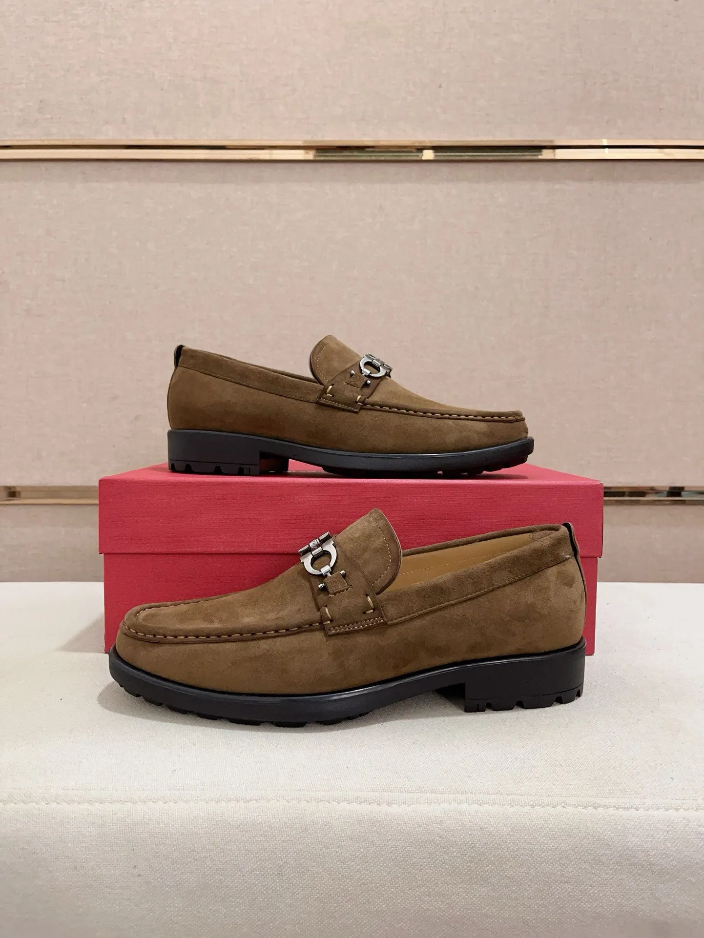Men's shoes💰: 560💰 High version Ferragamo quality! 🆕🆕Exclusive hot-selling products in stock🔥🔥New products on the shelves, high-quality shoes, high-end driving shoes, with complete packaging! 💪 💪 Material: imported patented cowhide 🐂 + imported high-quality water-dyed cowhide lining + wear-resistant outsole 👍🏻👍🏻 Features: high-end and comfortable, purely handmade 🚀 🚀 Create the perfect shoes that suit you best 🔥 🔥 Size: (38-44) Can be customized 45 non-returnable!